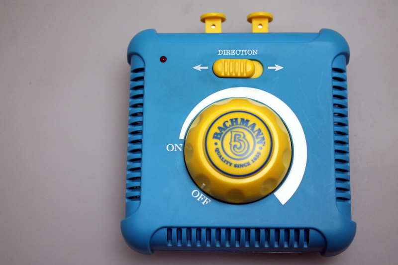 Speed Controller - Thomas Blue & Yellow (HO Scale) Speed Controller - Thomas Blue & Yellow (HO Scale)